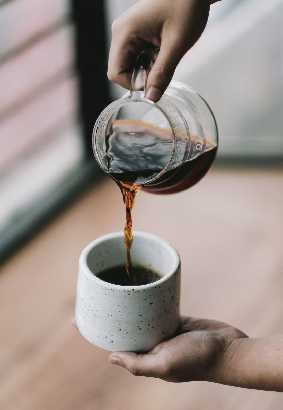 陶器の器に、ていねいに淹れる一杯