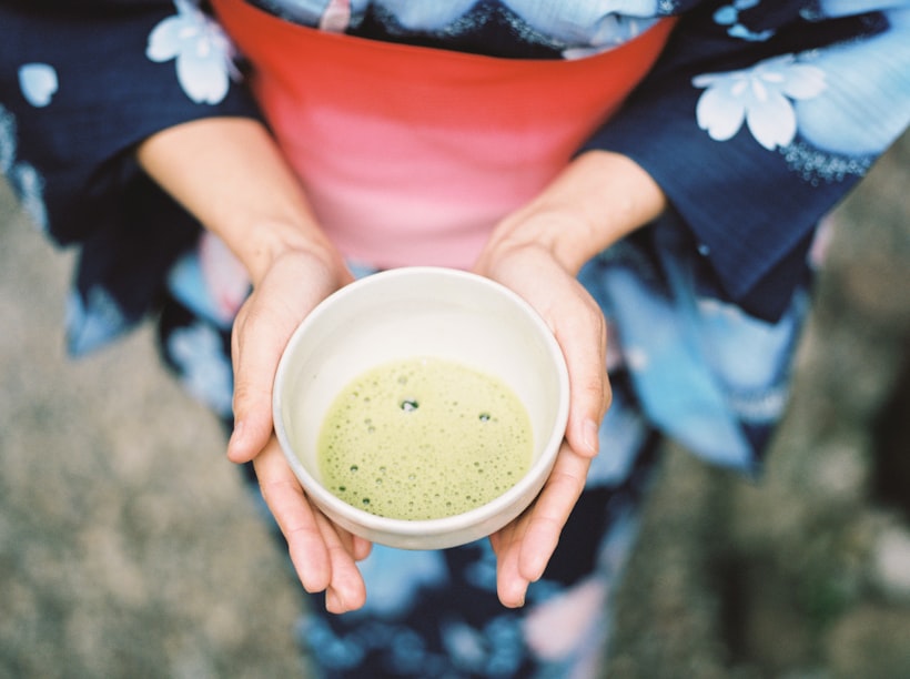 お茶を差し出す、おもてなしの手