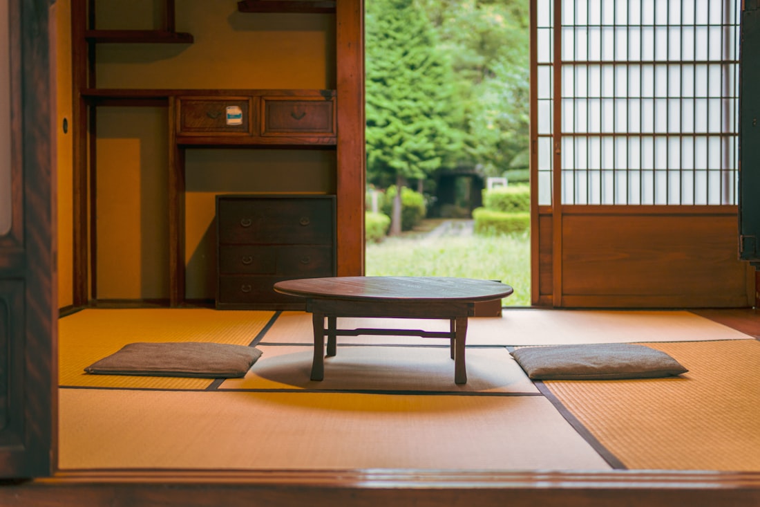 障子ごしに庭を望む、くつろぎの座敷