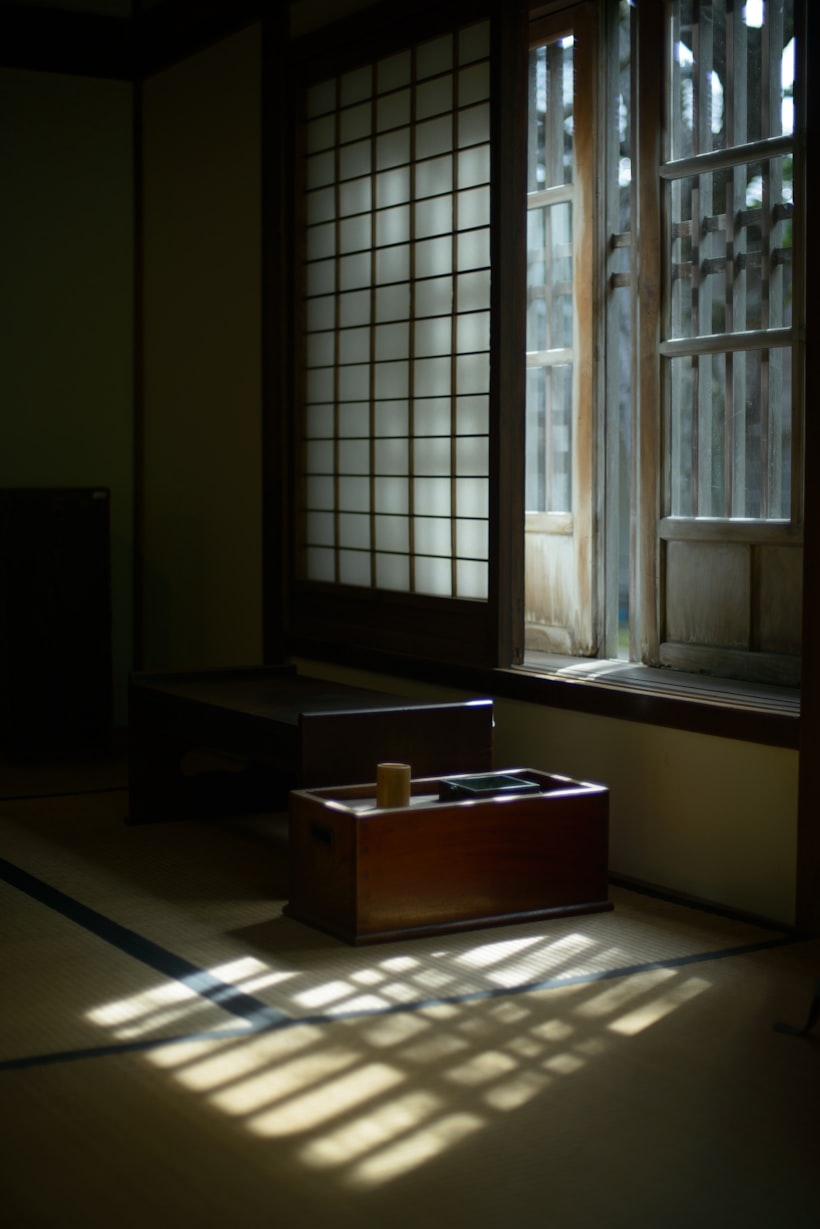 障子ごしの光が畳に落ちる座敷
